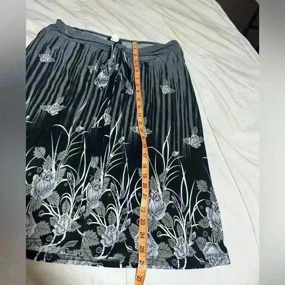 Beautiful Floral Black Grey Classy A-line Midi Skirt with Tie Waist Size Large - Picture 8 of 8